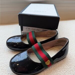 Gucci Kids Black Dress Shoes with Green and Red Straps
